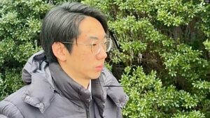 2024年1月25日，波士顿伯克利音乐学院的中国留学生吴啸雷因威胁民主活动人士被联邦陪审团定罪后走出波士顿的联邦地区法院。(美国之音视频截图)